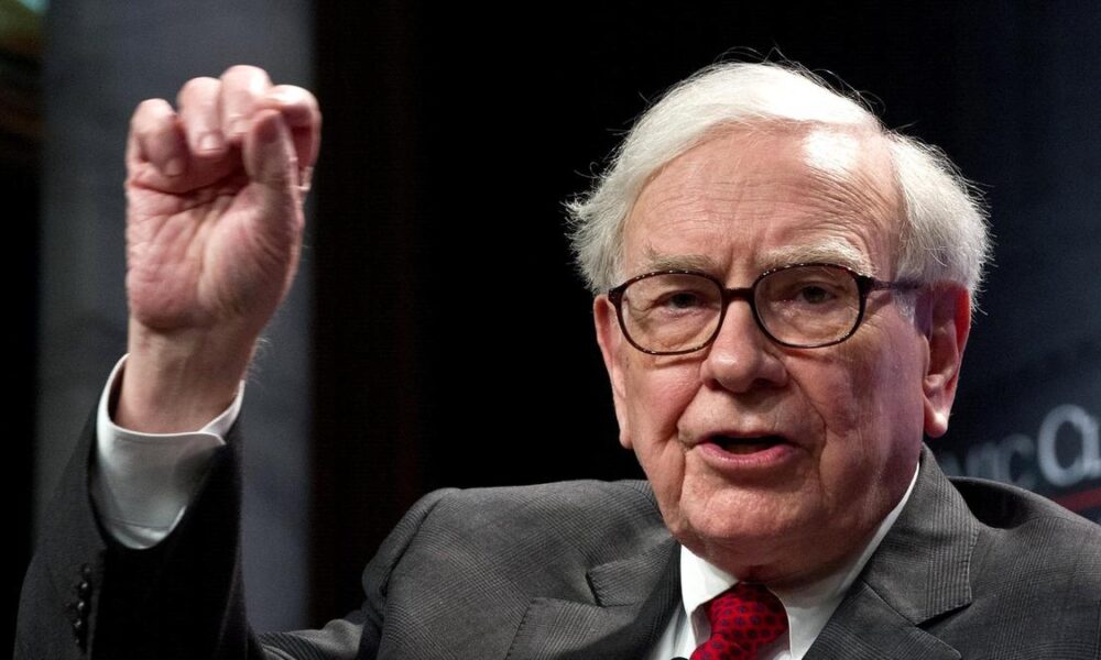 Warren buffet on bitcoin again shout it as gambling device and button of his jacket.jpg