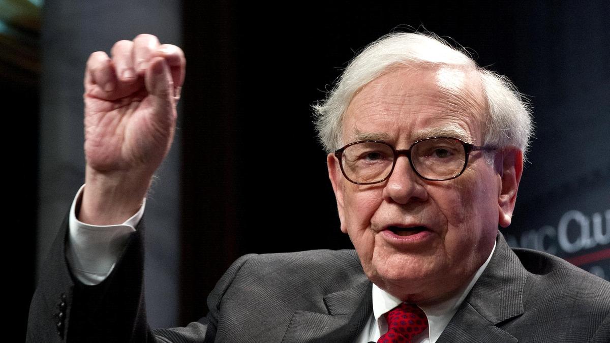 Warren Buffet On Bitcoin Again Shout It As Gambling Device And Button Of His Jacket.jpg